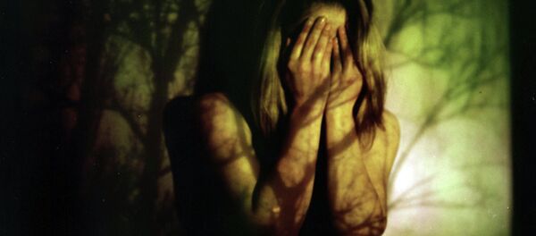 Девушка в подавленном настроении Девушка в подавленном настроении - Sputnik Тоҷикистон