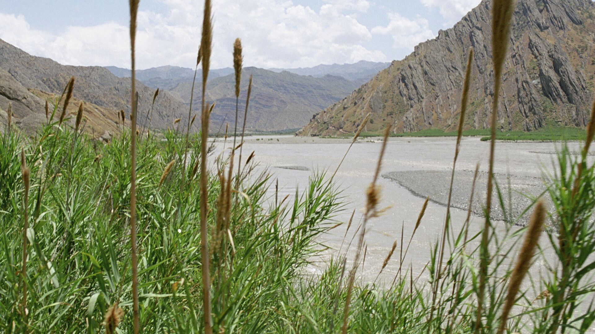 Пограничная с Афганистаном река Пяндж. Архивное фото. - Sputnik Таджикистан, 1920, 28.04.2021