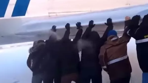 Ҳавопаймои Ту-134, ки мусофирон дар фурудгоҳи Сибир ба ҳаракат дароварданд - Sputnik Тоҷикистон