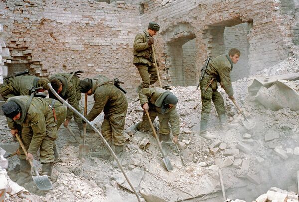 Разбор руин в Грозном. Архивное фото Разбор руин в Грозном. Архивное фото - Sputnik Таджикистан