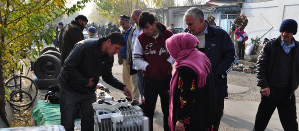 «Барахолка» за железнодорожным вокзалом - Sputnik Таджикистан