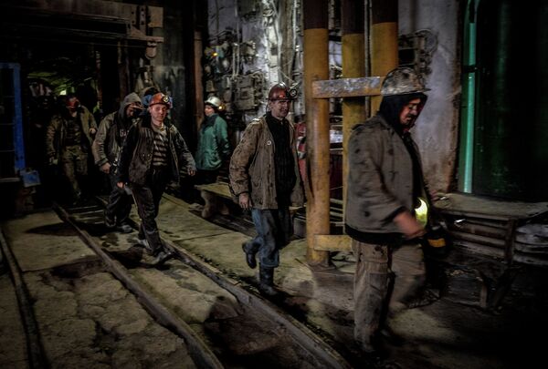 Шахтеры выходят из забоя на шахте имени Челюскинцев в Донецке. - Sputnik Таджикистан