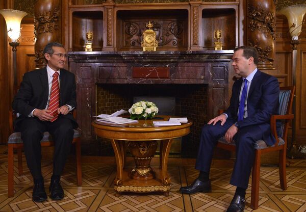 Д.Медведев провел встречу с Д.Оторбаевым - Sputnik Таджикистан