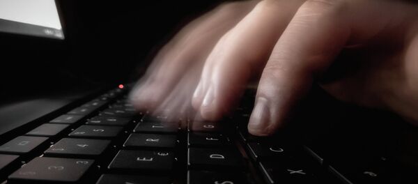 Кор бо клавиатураи роёна. Акс аз бойгонӣ Кор бо клавиатураи роёна. Акс аз бойгонӣ - Sputnik Тоҷикистон