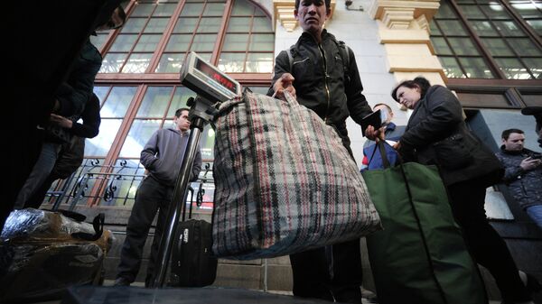 Пассажиры поезда взвешивают багаж . Архивное фото - Sputnik Таджикистан