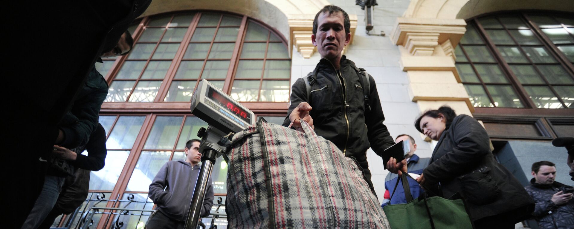 Пассажиры поезда взвешивают багаж . Архивное фото - Sputnik Таджикистан, 1920, 31.08.2021