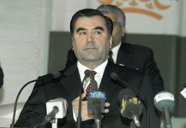 Президент Таджикистана Эмомали Рахмонов принимает присягу. Архивное фото - Sputnik Таджикистан