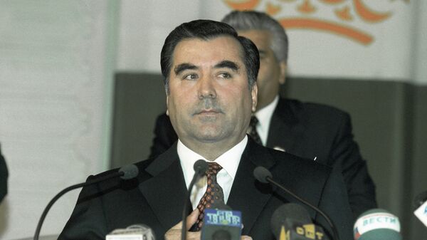 Президент Таджикистана Эмомали Рахмонов принимает присягу. Архивное фото - Sputnik Таджикистан