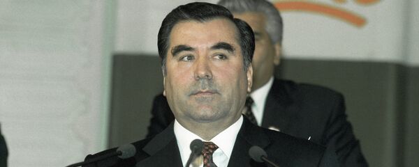Президент Таджикистана Эмомали Рахмон принимает присягу. Архивное фото - Sputnik Таджикистан