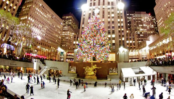 Рождественская елка на центральной площади Нью-Йорка Рокфеллер-плаза в 2010 году. Архивное фото - Sputnik Таджикистан