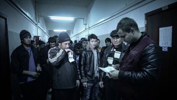 Рейд ФМС по выявлению нелегальных мигрантов в Москве. Архивное фото - Sputnik Таджикистан