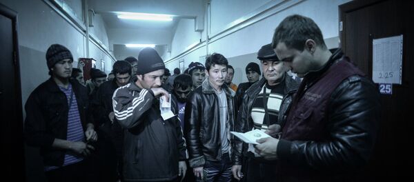 Рейд ФМС по выявлению нелегальных мигрантов в Москве. Архивное фото Рейд ФМС по выявлению нелегальных мигрантов в Москве. Архивное фото - Sputnik Таджикистан