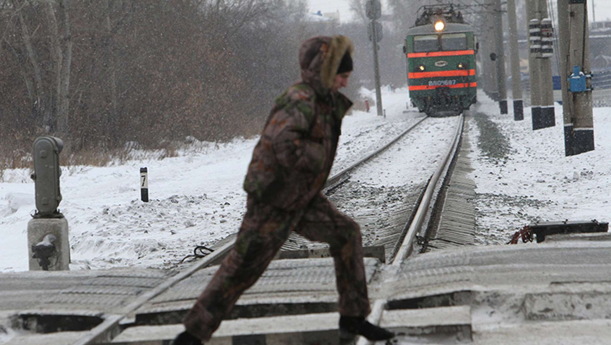 Травмирование подвижным составом. Путь человека. Человек перебегает железную дорогу. Несчастные случаи на железной дороге.