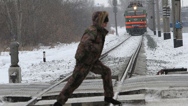 Мужчина на железнодорожном переезде. Архивное фото - Sputnik Таджикистан