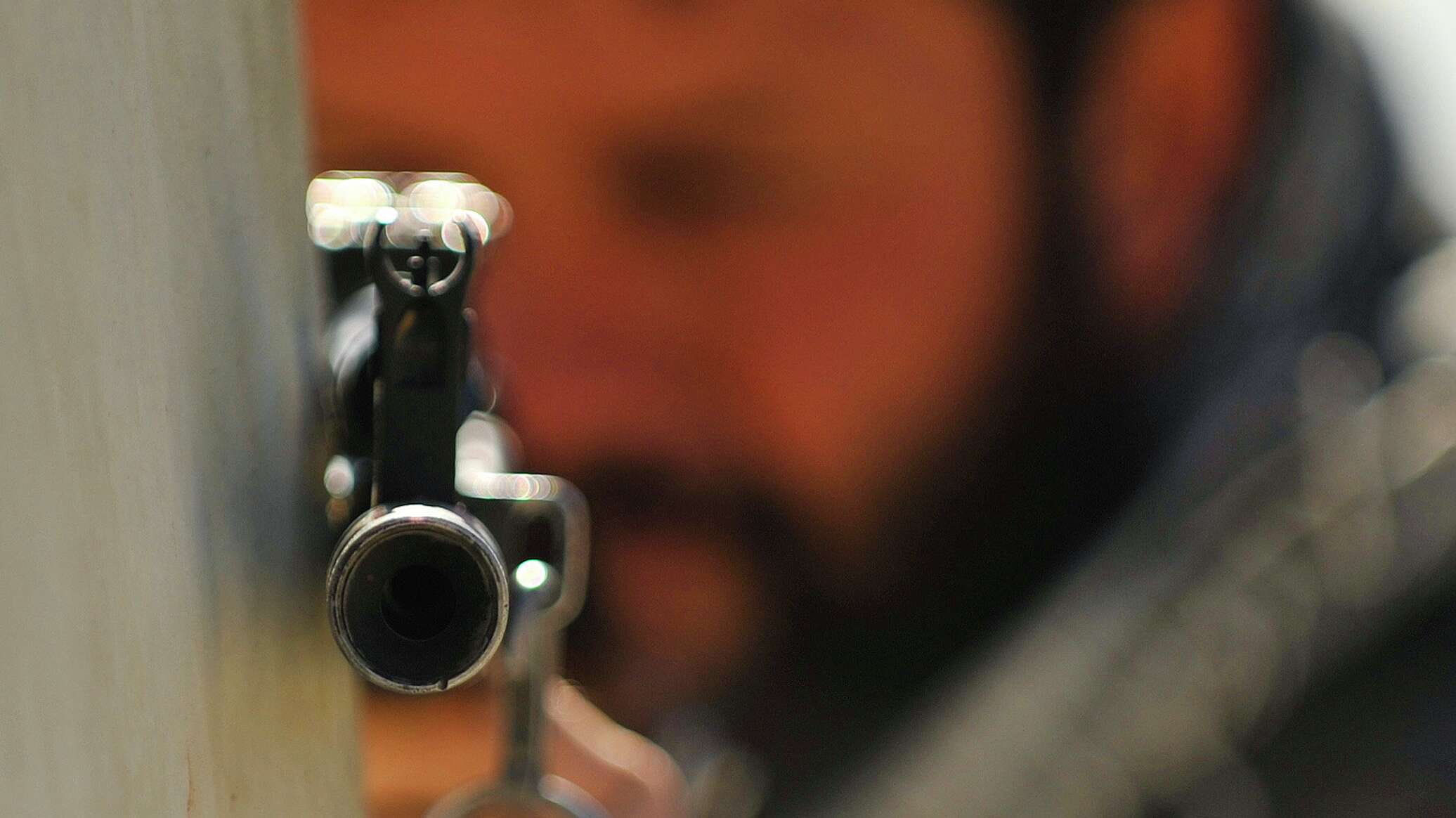 Ствол ак 74. Ак-47 калашников страйкбольный. Автомат дуло направлен. Ствол направленный в камеру. Дуло автомата.