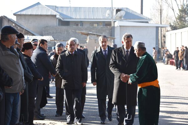 Попрощаться с генералом пришли высокопоставленные чиновники из правительства. Каххаров, Аслов, Алимардон (слева направо на переднем плане) - Sputnik Таджикистан