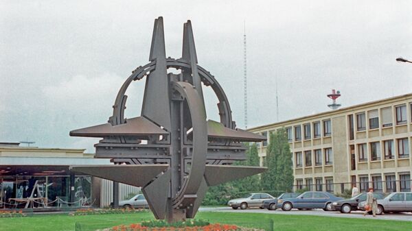 Символ НАТО в Брюсселе - Sputnik Таджикистан