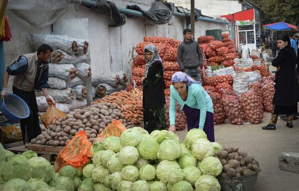 Зеленый рынок в Душанбе. Архивное фото Зеленый рынок в Душанбе. Архивное фото - Sputnik Таджикистан