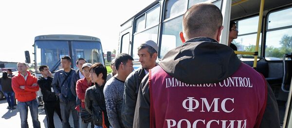 Рейд Федеральной миграционной службы.Архивное фото - Sputnik Тоҷикистон