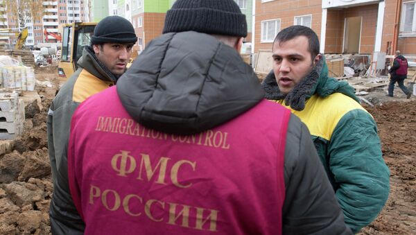 Рейд сотрудников ФМС по выявлению нелегальных мигрантов в Москве. Архивное фото - Sputnik Таджикистан