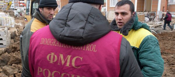 Рейд сотрудников ФМС по выявлению нелегальных мигрантов в Москве. Архивное фото - Sputnik Таджикистан
