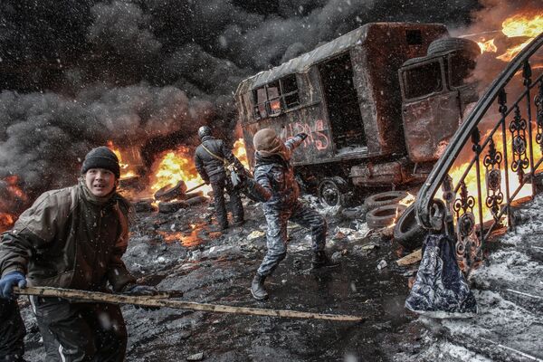 Сторонники евроинтеграции Украины принимают участие в столкновениях с подразделениями милиции в центре Киева. - Sputnik Таджикистан