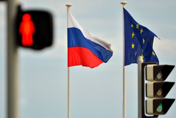 Флаги России, ЕС, Франции и герб Ниццы на набережной Ниццы. Архивное фото - Sputnik Таджикистан