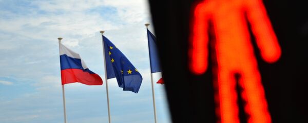 Парчамҳои Русия,ИА, Фаронса ва нишони Нитс дар соҳили Нитс - Sputnik Тоҷикистон