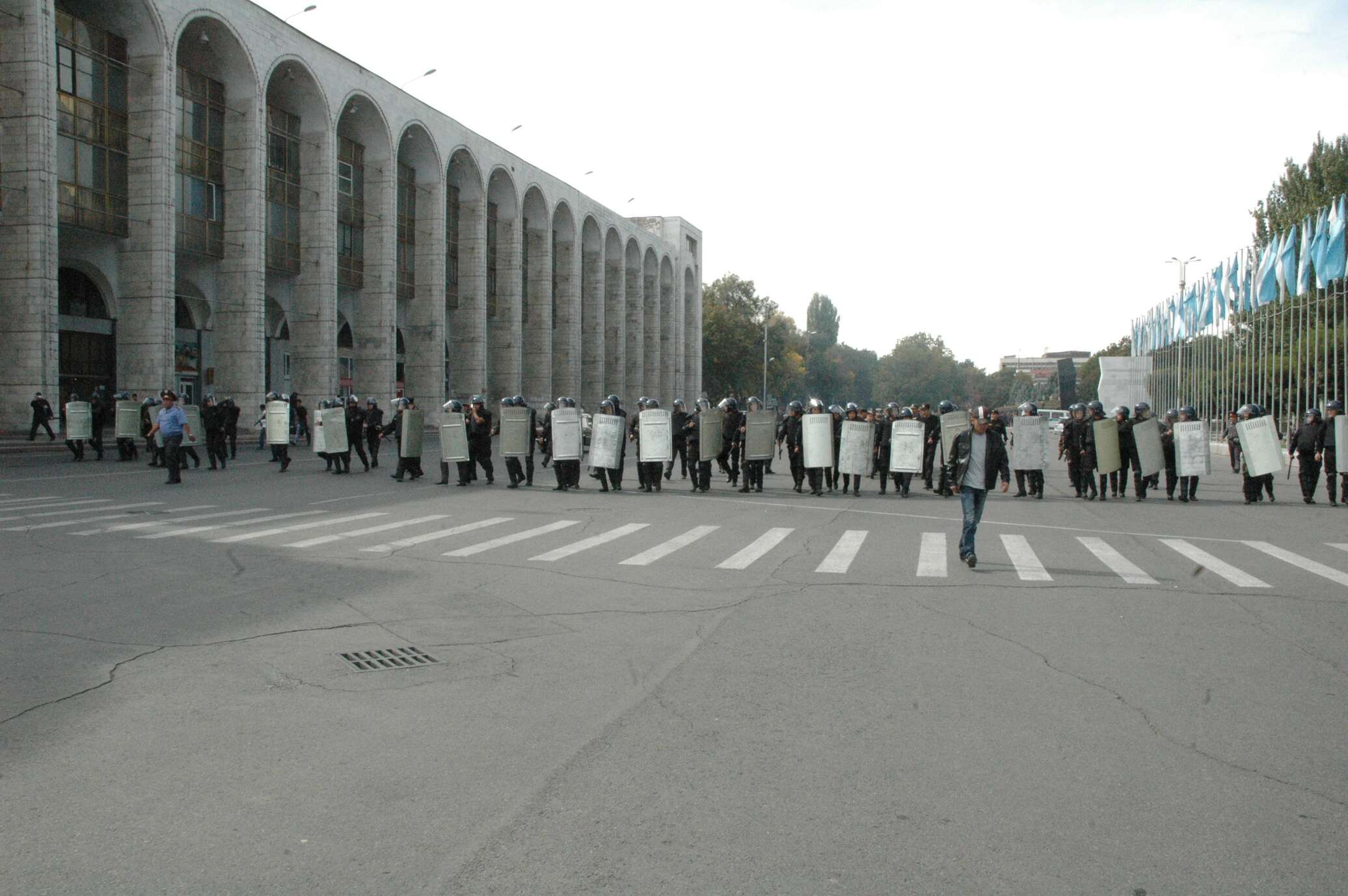 Площадь в Бишкеке сегодня. Безпорядок в Бишкенте 2005. Налоговая на площади Бишкек.