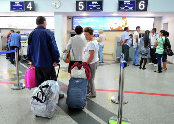 Пассажиры у стойки регистрации билетов. Архивное фото - Sputnik Таджикистан