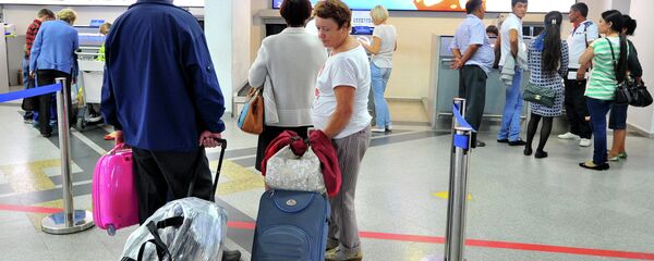 Пассажиры у стойки регистрации билетов, архивное фото - Sputnik Таджикистан