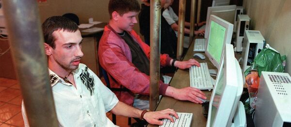 Манъи вуруди ҷавонони то 20-сола ба тарабхонаҳо. Акс аз бойгонӣ - Sputnik Тоҷикистон