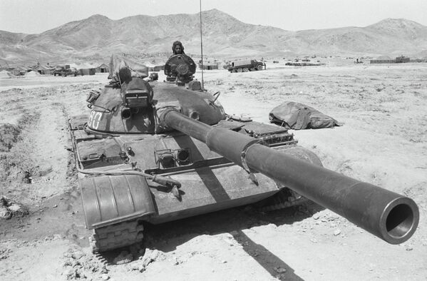 Советский танкист в горах Афганистана - Sputnik Таджикистан