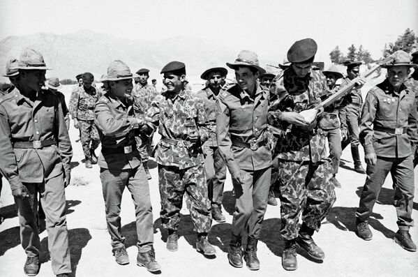 Советские и афганские солдаты - Sputnik Таджикистан