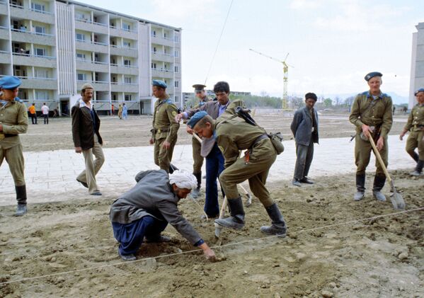 Советские воины на субботнике в Кабуле - Sputnik Таджикистан
