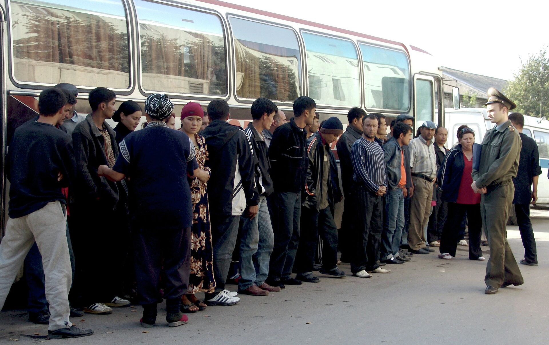Видео депортации мигрантов. Мигранты Узбекистана. Мигранты из Таджикистана. Депортация таджиков. Мигранты из средней Азии.