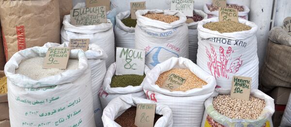 Нархи маҳсулот дар аввали моҳи декабр дар яке аз бозорҳои Душанбе - Sputnik Тоҷикистон