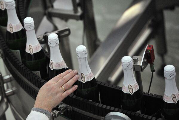Производство шампанского. Архивное фото - Sputnik Таджикистан