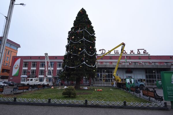 Новогодняя елка на вокзале Душанбе - Sputnik Таджикистан