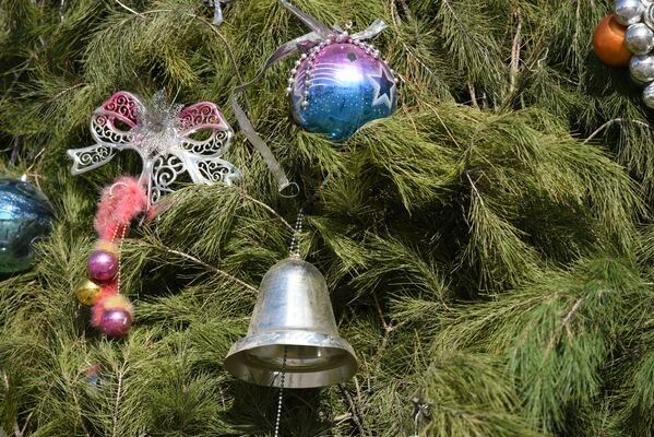 Новогодние игрушки на главной елке Душанбе - Sputnik Таджикистан