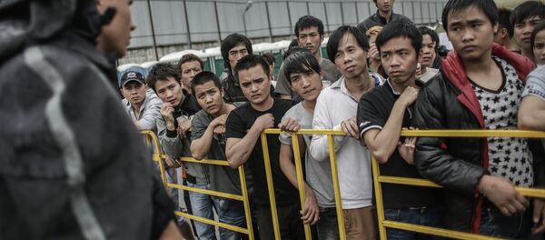 Палаточный лагерь для нелегальных мигрантов в Москве. Архивное фото - Sputnik Таджикистан