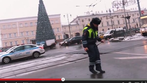 Танцующий полицейский. Скриншот видео - Sputnik Таджикистан