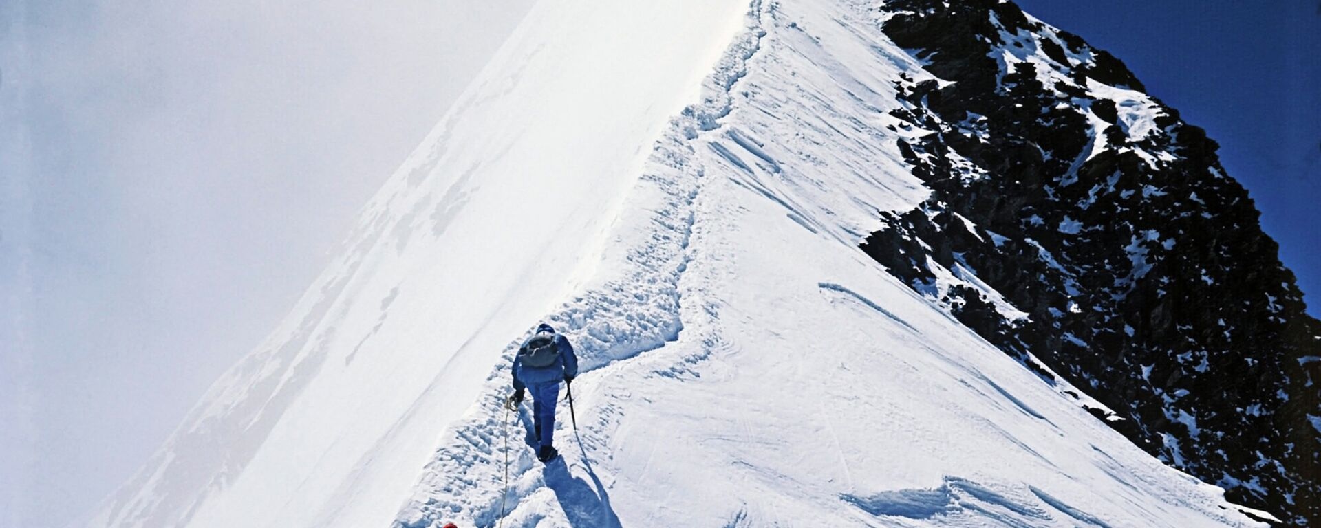 Альпинисты. Иллюстративное фото - Sputnik Таджикистан, 1920, 31.08.2025