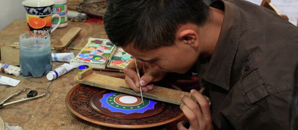 Ремесленник в мастерской, архивное фото Ремесленник в мастерской, архивное фото - Sputnik Таджикистан