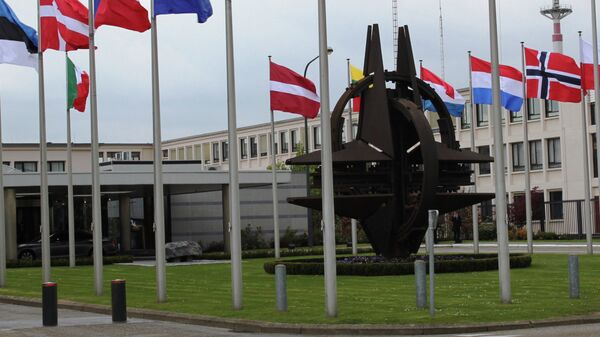 Символ НАТО в Брюсселе, архивное фото - Sputnik Тоҷикистон