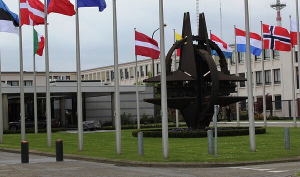 Символ НАТО в Брюсселе, архивное фото Символ НАТО в Брюсселе, архивное фото - Sputnik Таджикистан