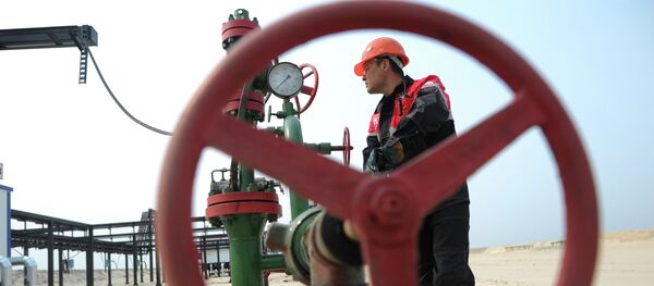 Добыча нефти, архивное фото - Sputnik Таджикистан