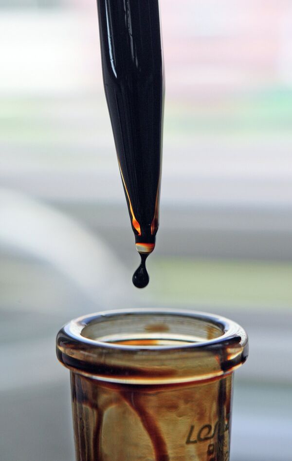 Определению качества нефти. Архивное фото - Sputnik Таджикистан
