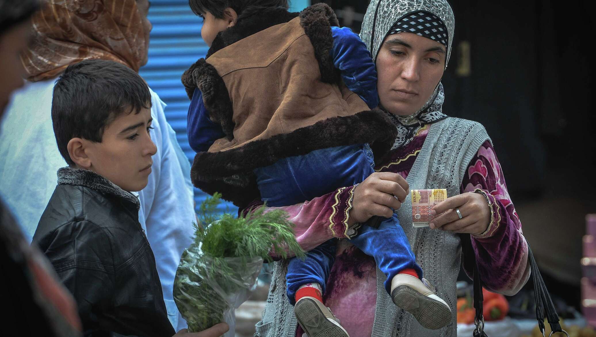 Что сейчас с таджиками в россии. Мигранты Таджикистана. Женщина в таджикской семье. Дети Таджикистана. Таджикские женщины мигранты.