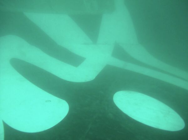 Фрагмент упавшего самолета Air Asia под водой - Sputnik Таджикистан